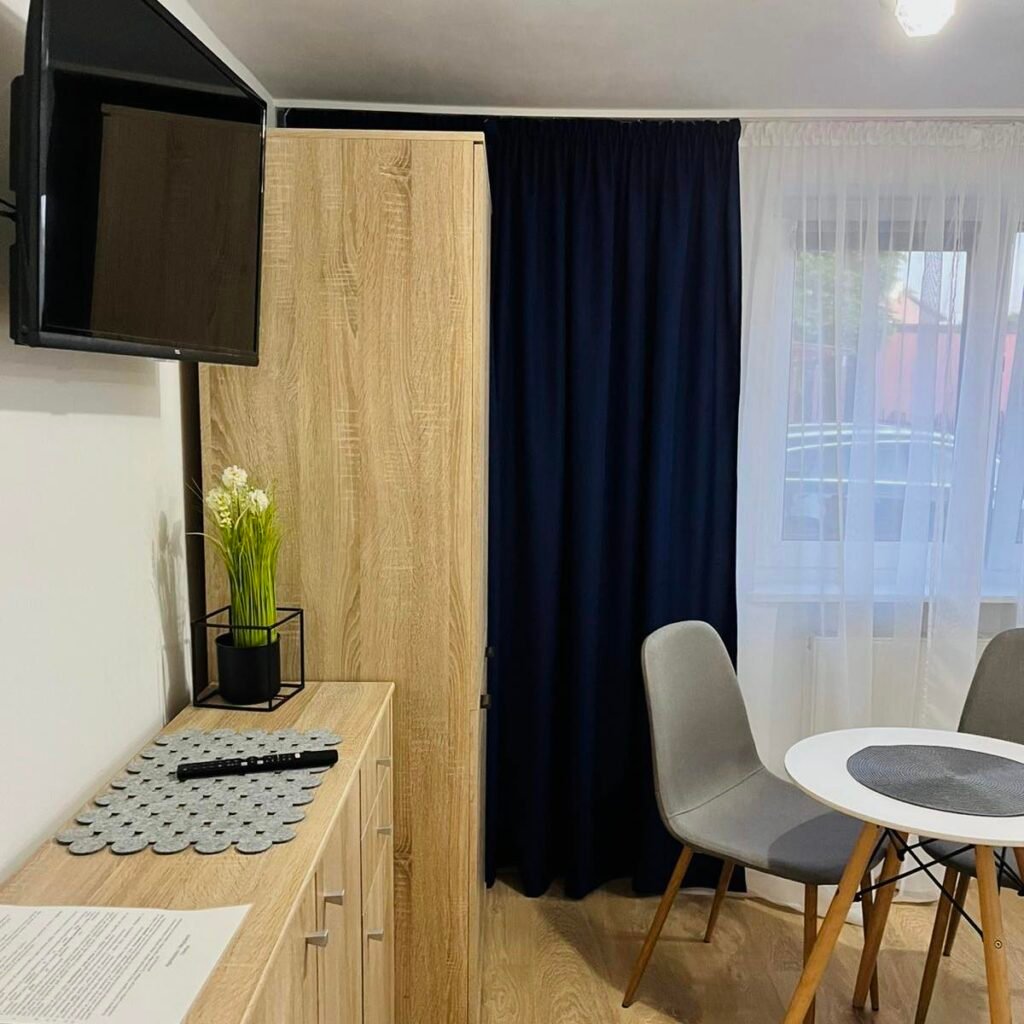 Salon z telewizorem w pokoju gościnnym