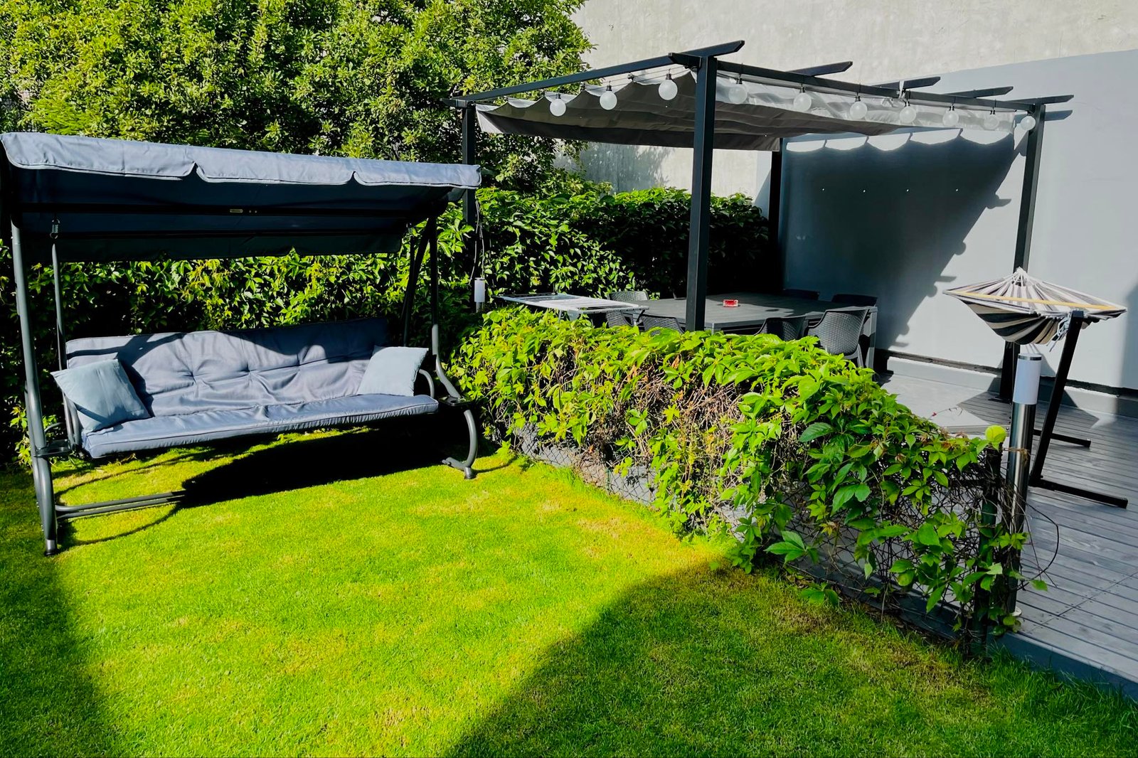 Ogród na terenie obiektu pokoje Derbi